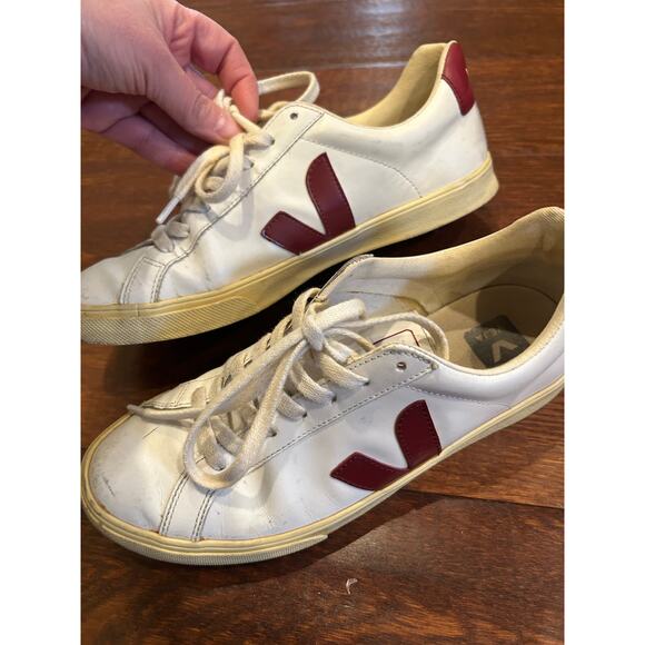 Veja Women Size 9 Designer  Classic Luxury Comfort Sneaker Barn Red - Picture 1 of 6